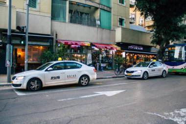 Tel Aviv İsrail 22 Ocak 2021 'de İsrail' deki Coronavirus salgını ve tecrit sırasında Tel Aviv sokaklarından geçen geleneksel bir İsrail taksisinin görüntüsü