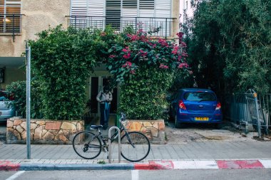 Tel Aviv İsrail 22 Ocak 2021 İsrail Kilisesi tecrit ve Coronavirüs salgını sırasında Tel Aviv sokaklarında yürüyen kimliği belirsiz İsrail halkının görüntüsü İsrail 'i vurdu.