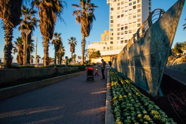 Tel Aviv İsrail 22 Ocak 2021 İsrail Kilisesi tecrit ve Coronavirüs salgını sırasında Tel Aviv sokaklarında yürüyen kimliği belirsiz İsrail halkının görüntüsü İsrail 'i vurdu.