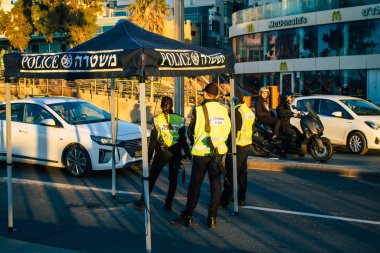 Tel Aviv İsrail 24 Ocak 2021 İsrail polisi Tel Aviv 'deki koronavirüs salgını sırasında arabaları kontrol ederek İsrail' deki geniş çaplı karantinayı güçlendirdi.