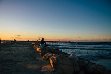 Tel Aviv İsrail 24 Ocak 2021 'de Tel Aviv' in kışın İsrail 'i saran Coronavirus salgını sırasında sahili görüntülendi.