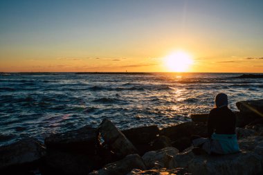 Tel Aviv İsrail 24 Ocak 2021 'de Tel Aviv' in kışın İsrail 'i saran Coronavirus salgını sırasında sahili görüntülendi.