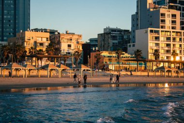 Tel Aviv İsrail 24 Ocak 2021 'de Tel Aviv' in kışın İsrail 'i saran Coronavirus salgını sırasında sahili görüntülendi.