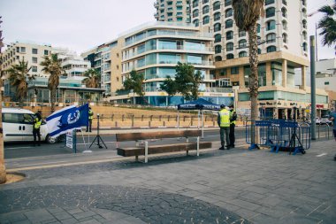 Tel Aviv İsrail 27 Ocak 2021 İsrail polisi Coronavirus salgını sırasında Tel Aviv sokaklarında arabaları kontrol ederek İsrail 'deki geniş çaplı karantinayı güçlendirdi.