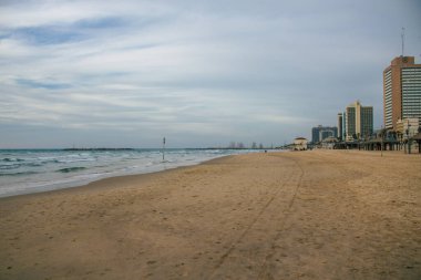 Tel Aviv İsrail 27 Ocak 2021 'de Tel Aviv' in kışın İsrail 'i saran Coronavirus salgını sırasında sahili görüntülendi.