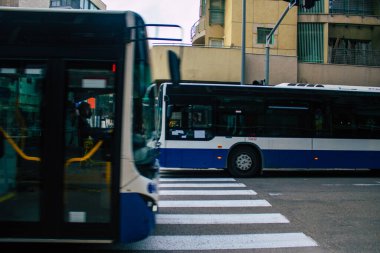 Tel Aviv İsrail 27 Ocak 2021 İsrail 'de Coronavirus salgını ve tecrit sırasında Tel Aviv sokaklarından geçen bir İsrail halk otobüsünün içinde