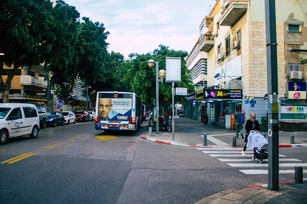 Tel Aviv İsrail 27 Ocak 2021 İsrail 'de Coronavirus salgını ve tecrit sırasında Tel Aviv sokaklarından geçen bir İsrail halk otobüsünün içinde