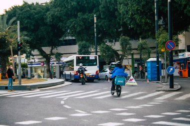 Tel Aviv İsrail 27 Ocak 2021 Kilit altındayken ve Coronavirus salgını İsrail 'i vurduğunda Tel Aviv sokaklarında dolaşan kimliği belirsiz insanların görüntüsü