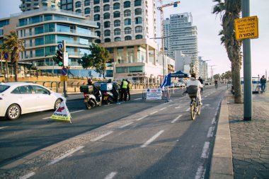 Tel Aviv İsrail 27 Ocak 2021 İsrail polisi Coronavirus salgını sırasında Tel Aviv sokaklarında arabaları kontrol ederek İsrail 'deki geniş çaplı karantinayı güçlendirdi.