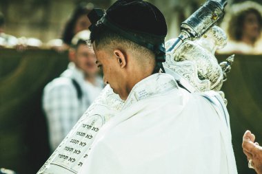 Kudüs İsrail, 12 Aralık 2019 'da Kudüs' ün eski şehri Kudüs 'teki Ağlama Duvarı' nın önünde yapılan Bar Mitzvah törenine katılan kimliği belirsiz çocuk ve ailenin görüntüsü.