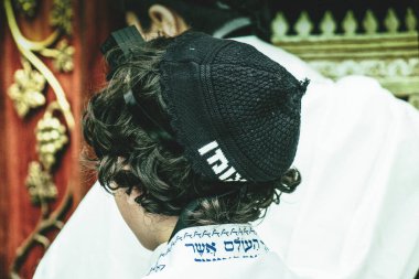 Kudüs İsrail, 12 Aralık 2019 'da Kudüs' ün eski şehri Kudüs 'teki Ağlama Duvarı' nın önünde yapılan Bar Mitzvah törenine katılan kimliği belirsiz çocuk ve ailenin görüntüsü.