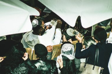 Kudüs İsrail, 12 Aralık 2019 'da Kudüs' ün eski şehri Kudüs 'teki Ağlama Duvarı' nın önünde yapılan Bar Mitzvah törenine katılan kimliği belirsiz kadınların görüntüsü.