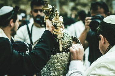 Kudüs İsrail, 12 Aralık 2019 'da Kudüs' ün eski şehri Kudüs 'teki Ağlama Duvarı' nın önünde yapılan Bar Mitzvah törenine katılan kimliği belirsiz çocuk ve ailenin görüntüsü.