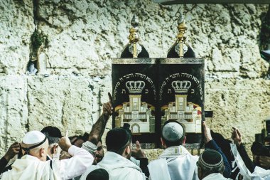 Kudüs İsrail, 12 Aralık 2019 'da Kudüs' ün eski şehri Kudüs 'teki Ağlama Duvarı' nın önünde yapılan Bar Mitzvah törenine katılan kimliği belirsiz çocuk ve ailenin görüntüsü.