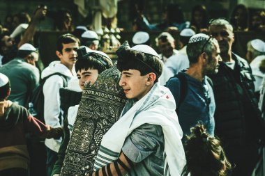 Kudüs İsrail, 12 Aralık 2019 'da Kudüs' ün eski şehri Kudüs 'teki Ağlama Duvarı' nın önünde yapılan Bar Mitzvah törenine katılan kimliği belirsiz çocuk ve ailenin görüntüsü.