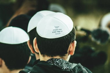 Kudüs İsrail, 12 Aralık 2019 'da Kudüs' ün eski şehri Kudüs 'teki Ağlama Duvarı' nın önünde yapılan Bar Mitzvah törenine katılan tanınmamış çocukların görüntüsü.