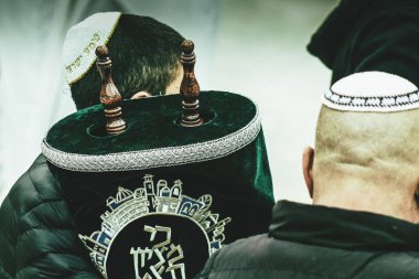 Kudüs İsrail, 12 Aralık 2019 'da Kudüs' ün eski şehri Kudüs 'teki Ağlama Duvarı' nın önünde yapılan Bar Mitzvah törenine katılan kimliği belirsiz çocuk ve ailenin görüntüsü.