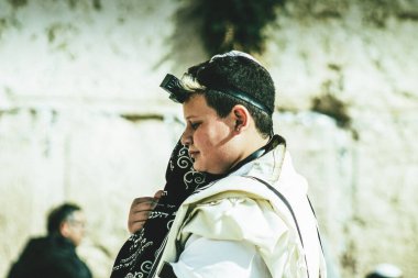 Kudüs İsrail, 12 Aralık 2019 'da Kudüs' ün eski kenti Kudüs 'teki Ağlama Duvarı' nın önünde yapılan Bar Mitzvah törenine katılan bilinmeyen insanların görüntüsü.