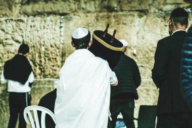 Kudüs İsrail, 12 Aralık 2019 'da Kudüs' ün eski kenti Kudüs 'teki Ağlama Duvarı' nın önünde yapılan Bar Mitzvah törenine katılan bilinmeyen insanların görüntüsü.