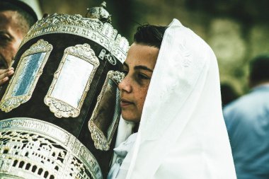 Kudüs İsrail, 12 Aralık 2019 'da Kudüs' ün eski kenti Kudüs 'teki Ağlama Duvarı' nın önünde yapılan Bar Mitzvah törenine katılan bilinmeyen insanların görüntüsü.