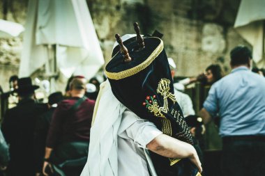 Kudüs İsrail, 12 Aralık 2019 'da Kudüs' ün eski kenti Kudüs 'teki Ağlama Duvarı' nın önünde yapılan Bar Mitzvah törenine katılan bilinmeyen insanların görüntüsü.