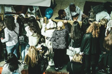 Kudüs İsrail, 12 Aralık 2019 'da Kudüs' ün eski şehri Kudüs 'teki Ağlama Duvarı' nın önünde yapılan Bar Mitzvah törenine katılan kimliği belirsiz kadınların görüntüsü.