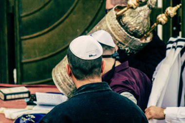 Kudüs İsrail, 12 Aralık 2019 'da Kudüs' ün eski şehri Kudüs 'teki Ağlama Duvarı' nın önünde yapılan Bar Mitzvah törenine katılan kimliği belirsiz çocuk ve ailenin görüntüsü.