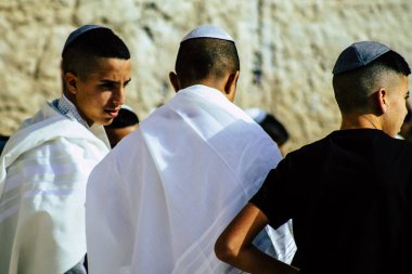 Kudüs İsrail, 12 Aralık 2019 'da Kudüs' ün eski şehri Kudüs 'teki Ağlama Duvarı' nın önünde yapılan Bar Mitzvah törenine katılan tanınmamış çocukların görüntüsü.