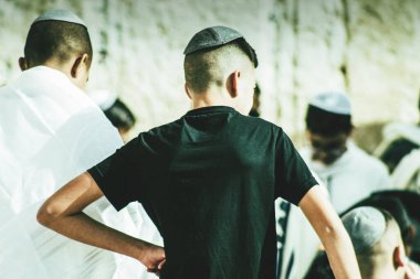 Kudüs İsrail, 12 Aralık 2019 'da Kudüs' ün eski şehri Kudüs 'teki Ağlama Duvarı' nın önünde yapılan Bar Mitzvah törenine katılan tanınmamış çocukların görüntüsü.