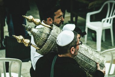 Kudüs İsrail, 12 Aralık 2019 'da Kudüs' ün eski şehri Kudüs 'teki Ağlama Duvarı' nın önünde yapılan Bar Mitzvah törenine katılan kimliği belirsiz çocuk ve ailenin görüntüsü.