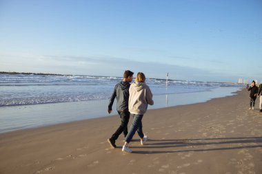 Tel Aviv İsrail 30 Ocak 2021 'de Tel Aviv sahilinde kimliği belirlenemeyen insanlar şehrin kilitlenmesi ve Coronavirus salgını İsrail' i vurdu.