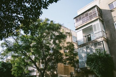 Tel Aviv İsrail 30 Ocak 2021. Tel Aviv ve Coronavirus salgınının İsrail 'i vurduğu sırada Tel Aviv sokaklarında bulunan modern bir binanın ön cephesi görülüyor.