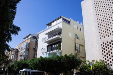 Tel Aviv İsrail 30 Ocak 2021. Tel Aviv ve Coronavirus salgınının İsrail 'i vurduğu sırada Tel Aviv sokaklarında bulunan modern bir binanın ön cephesi görülüyor.