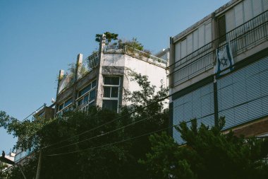 Tel Aviv İsrail 30 Ocak 2021. Tel Aviv ve Coronavirus salgınının İsrail 'i vurduğu sırada Tel Aviv sokaklarında bulunan modern bir binanın ön cephesi görülüyor.