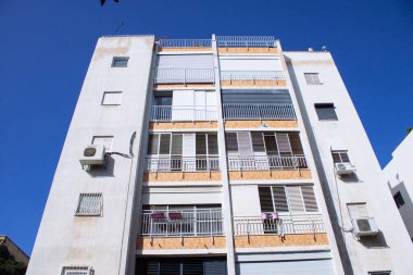 Tel Aviv İsrail 30 Ocak 2021. Tel Aviv ve Coronavirus salgınının İsrail 'i vurduğu sırada Tel Aviv sokaklarında bulunan modern bir binanın ön cephesi görülüyor.