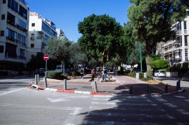 Tel Aviv İsrail 30 Ocak 2021. Tel Aviv ve Coronavirus salgınının İsrail 'i vurduğu sırada Tel Aviv sokaklarında bulunan modern bir binanın ön cephesi görülüyor.