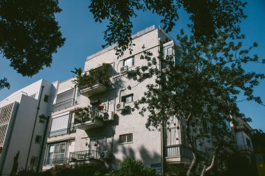 Tel Aviv İsrail 30 Ocak 2021. Tel Aviv ve Coronavirus salgınının İsrail 'i vurduğu sırada Tel Aviv sokaklarında bulunan modern bir binanın ön cephesi görülüyor.