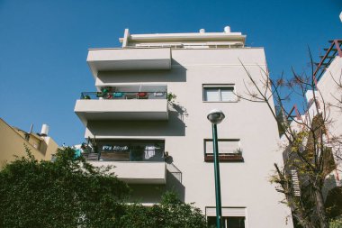 Tel Aviv İsrail 30 Ocak 2021. Tel Aviv ve Coronavirus salgınının İsrail 'i vurduğu sırada Tel Aviv sokaklarında bulunan modern bir binanın ön cephesi görülüyor.