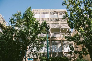 Tel Aviv İsrail 30 Ocak 2021. Tel Aviv ve Coronavirus salgınının İsrail 'i vurduğu sırada Tel Aviv sokaklarında bulunan modern bir binanın ön cephesi görülüyor.