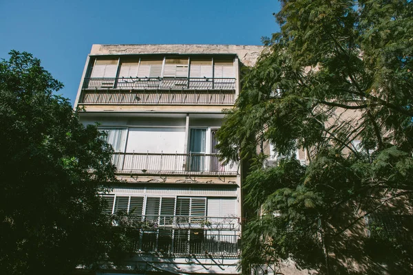 Tel Aviv İsrail 30 Ocak 2021. Tel Aviv ve Coronavirus salgınının İsrail 'i vurduğu sırada Tel Aviv sokaklarında bulunan modern bir binanın ön cephesi görülüyor.