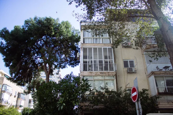 Tel Aviv İsrail 30 Ocak 2021. Tel Aviv ve Coronavirus salgınının İsrail 'i vurduğu sırada Tel Aviv sokaklarında bulunan modern bir binanın ön cephesi görülüyor.