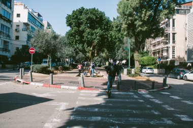 Tel Aviv İsrail 30 Ocak 2021 Kilit altındayken ve Coronavirus salgını İsrail 'i vurduğunda Tel Aviv sokaklarında dolaşan kimliği belirsiz insanların görüntüsü