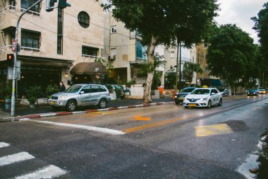 Tel Aviv İsrail 30 Ocak 2021 'de İsrail' deki Coronavirus salgını ve tecrit sırasında Tel Aviv sokaklarından geçen geleneksel bir İsrail taksisinin görüntüsü