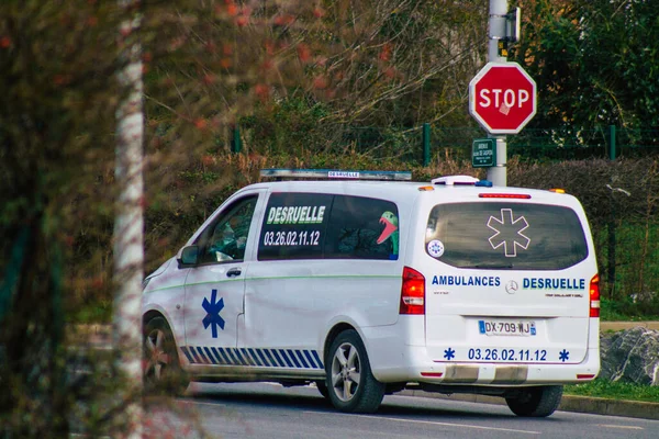 Reims France Února 2021 Sanitka Projíždějící Ulicemi Remeše Poblíž Nemocnice — Stock fotografie