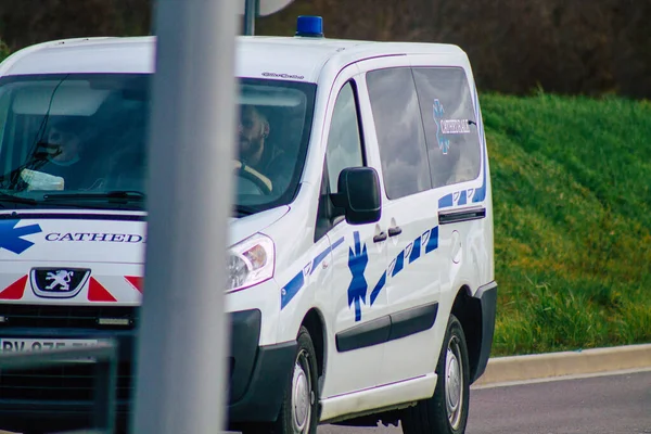 Reims France Února 2021 Sanitka Projíždějící Ulicemi Remeše Poblíž Nemocnice — Stock fotografie