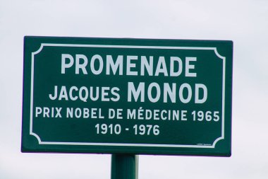 Reims şehir merkezindeki karayolu kullanıcısına bilgi sağlamak için yolun kenarına veya yukarısına dikilmiş Fransa 05 Şubat 2021 Sokak tabelası veya yol tabelası