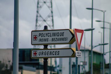 Reims şehir merkezindeki karayolu kullanıcısına bilgi sağlamak için yolun kenarına veya yukarısına dikilmiş Fransa 05 Şubat 2021 Sokak tabelası veya yol tabelası