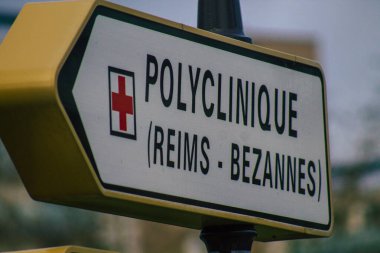 Reims şehir merkezindeki karayolu kullanıcısına bilgi sağlamak için yolun kenarına veya yukarısına dikilmiş Fransa 05 Şubat 2021 Sokak tabelası veya yol tabelası