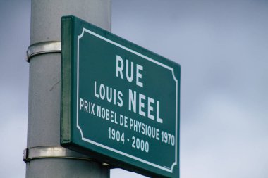 Reims şehir merkezindeki karayolu kullanıcısına bilgi sağlamak için yolun kenarına veya yukarısına dikilmiş Fransa 05 Şubat 2021 Sokak tabelası veya yol tabelası