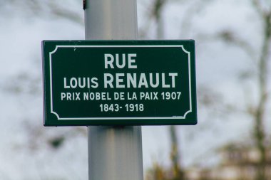 Reims şehir merkezindeki karayolu kullanıcısına bilgi sağlamak için yolun kenarına veya yukarısına dikilmiş Fransa 05 Şubat 2021 Sokak tabelası veya yol tabelası